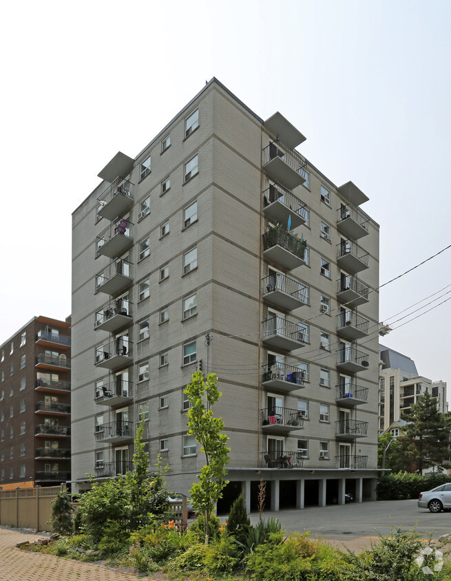 Building Photo - 92 Robinson St