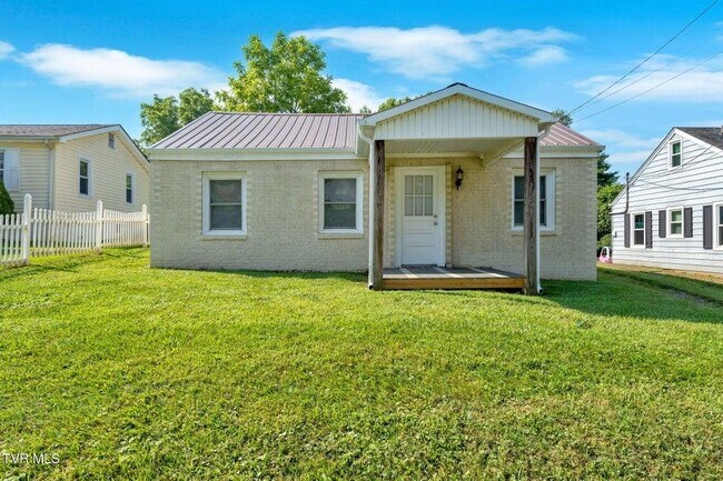 Foto del edificio - 3361 Bloomingdale Rd