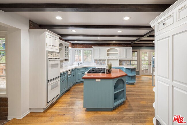 Building Photo - 5255 Round Meadow Rd