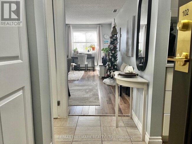 Photo du bâtiment - 191 Lake Driveway W