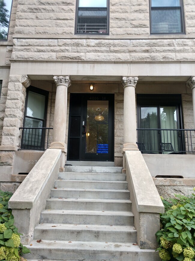 Foto del edificio - 4018 N Kenmore Ave