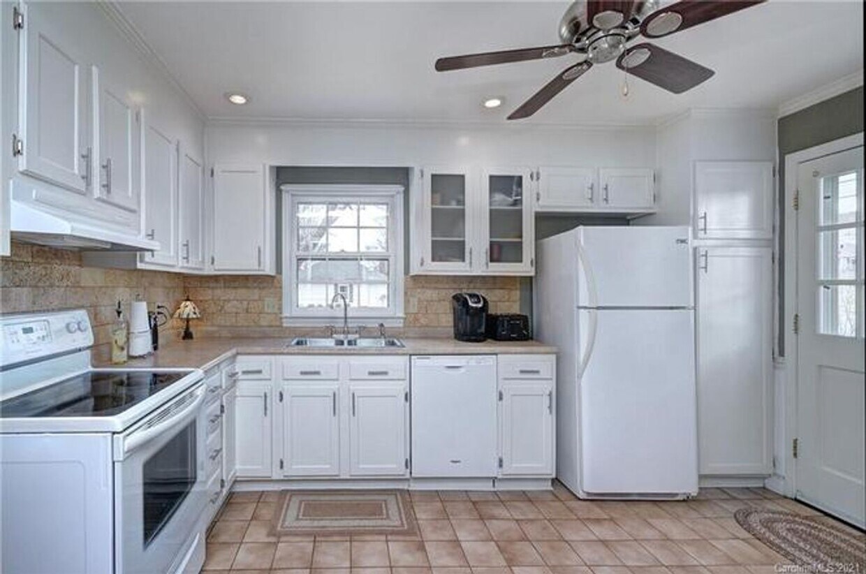 Building Photo - Charming Ranch Home in Matthews