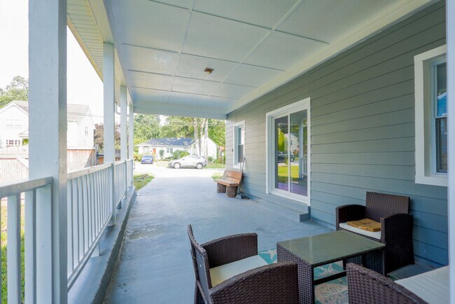 Foto del edificio - Spacious 4 BR/2 BA Single-Family Home in C...