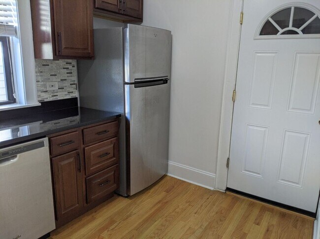 Foto del edificio - 716 Reba Pl