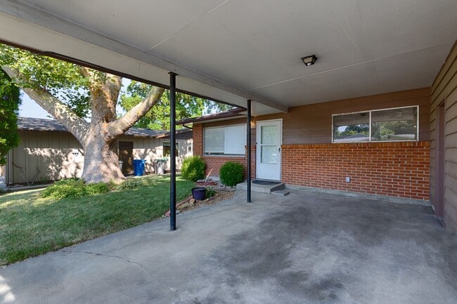 Foto del edificio - Boise, Duplex, 2Bd/1Bth/CP, 1015Sqft, Dishwasher, Washer and Dryer Hook up, Fenced