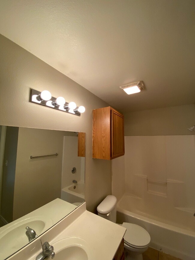 Building Photo - Pre-Leasing for Summer/Fall 2026 - 3/3/2 with easy access to the loop!