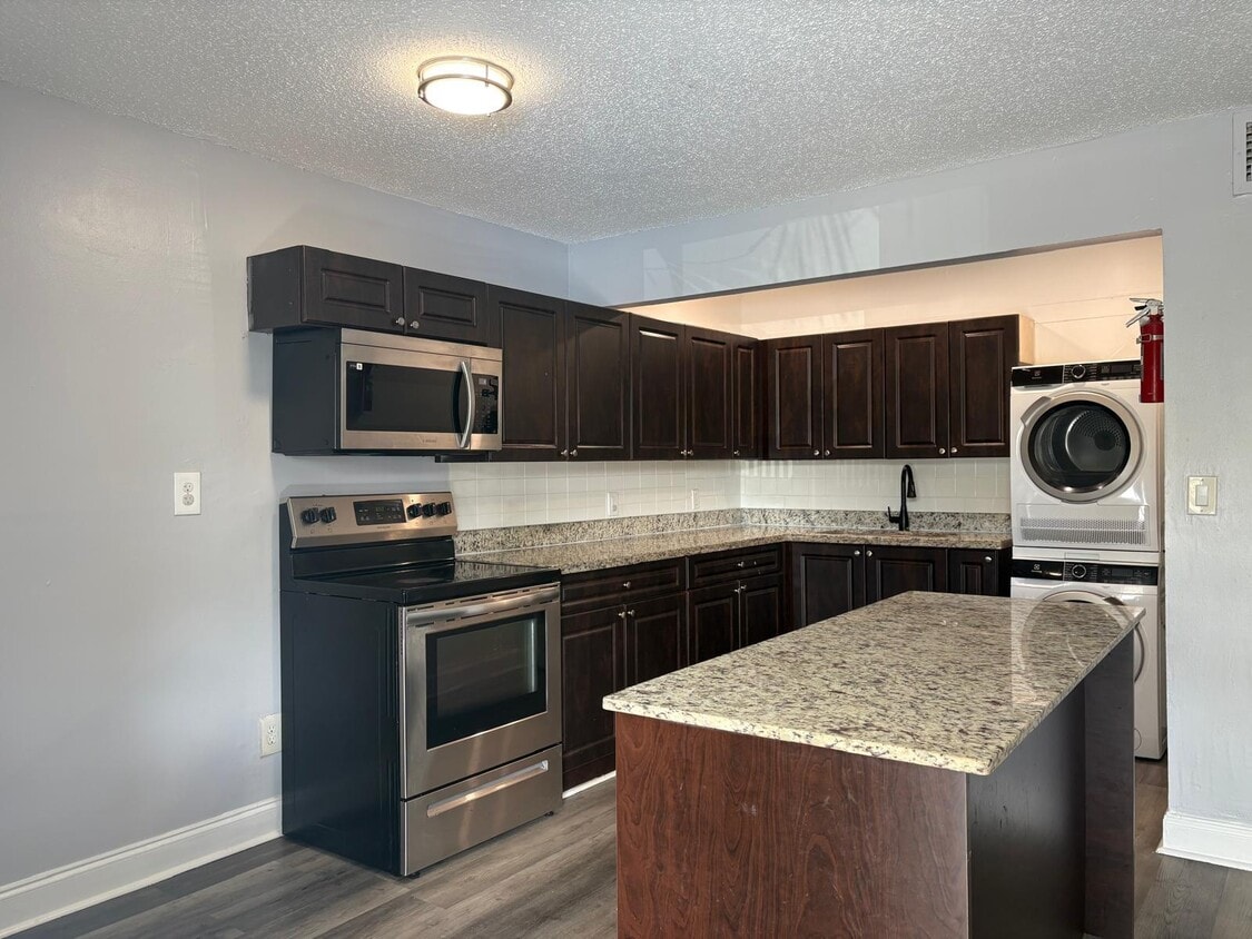 Foto principal - 5801 NW 17th Pl