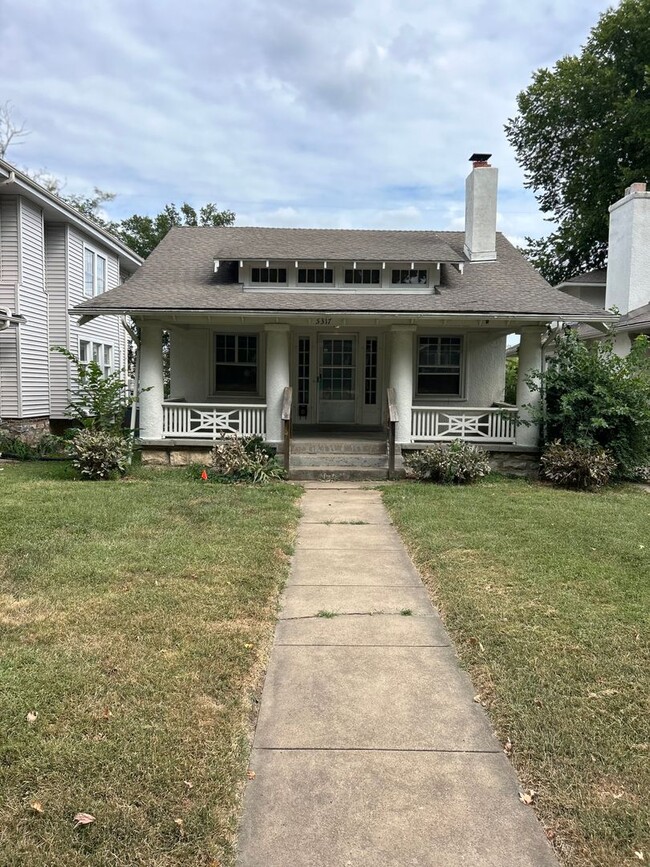 Building Photo - COMING SOON! 3 Bed 1 Bath Home near UMKC! ...