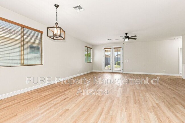 Building Photo - 1711 W Paisley Dr