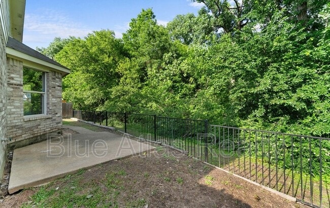 Building Photo - 1817 Cedarbriar Dr