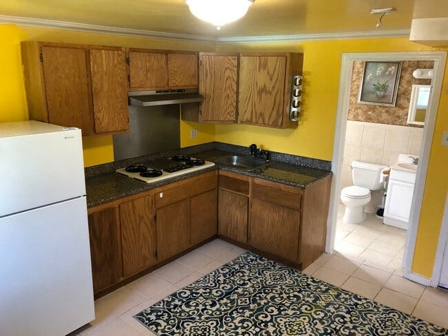 Kitchen area - 14 Montrose Ave