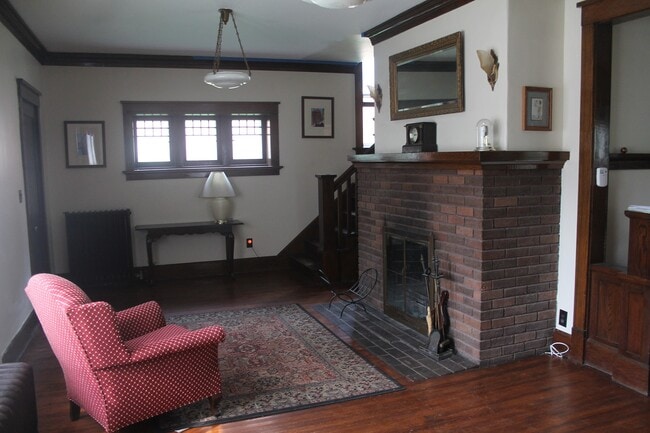 Old world charm. warm fire in the winter. - 106 SE 2nd Ave