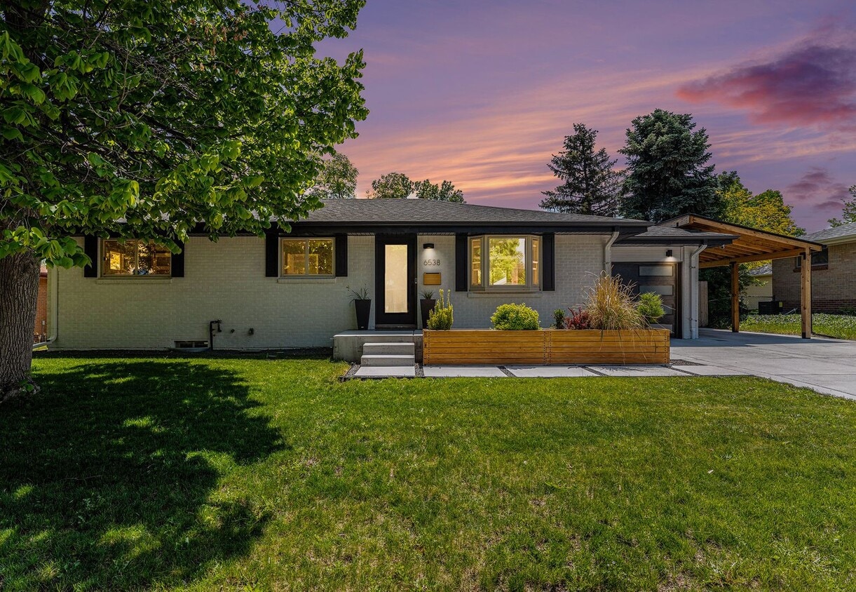 Primary Photo - STUNNING 5BD/3BA Home in Centennial, CO! A...
