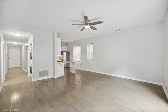 Building Photo - 405 E Oakwood Blvd