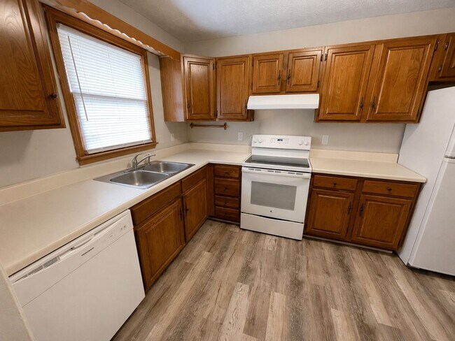 Foto del edificio - NOW LEASING FOR AUGUST 7TH 2026! 1/2 DEPOSIT SPECIAL