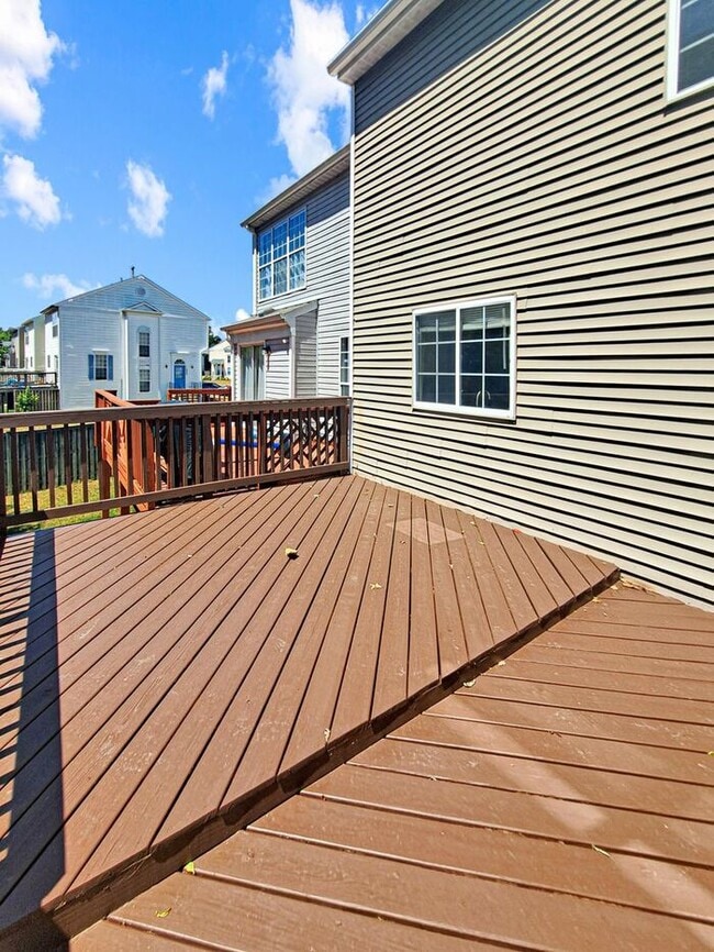 Building Photo - 3-Level 4/Bedroom, 4/Bath Townhome in Wald...