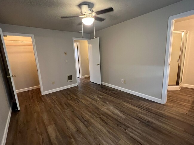 Building Photo - Single level home in Redmond!
