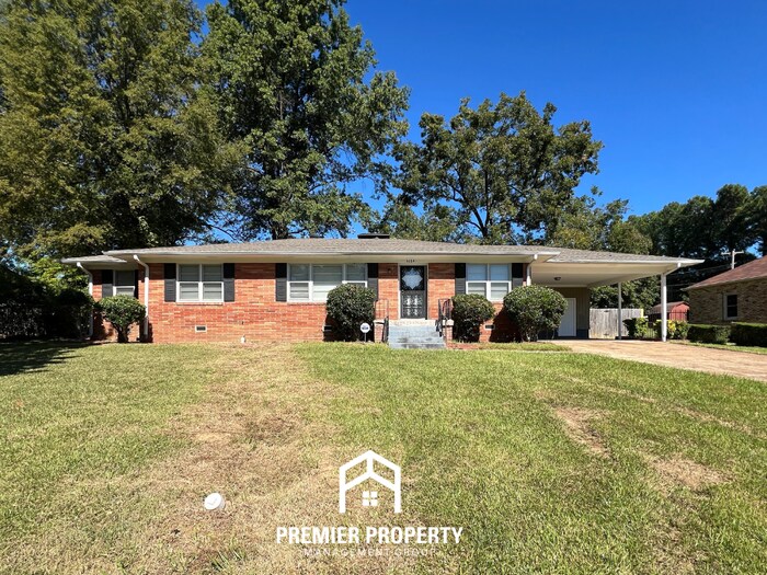 Photo - 1624 Nellie Road, Memphis, TN 38116 - Spacious 4-Bedroom Home with Fireplace and Large Backyard!