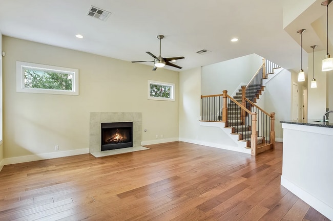 Building Photo - 910 Romeria Dr