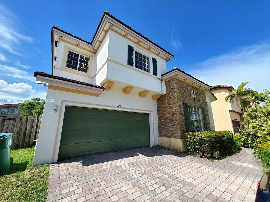 Foto principal - 9409 SW 225th St