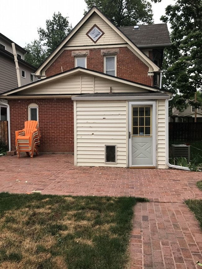 Building Photo - 3 Bedroom 2 Bath- Victorian House