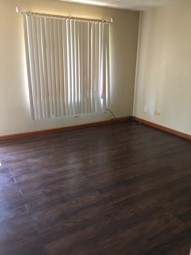 Foto del edificio - 1300 W Jeth Ct
