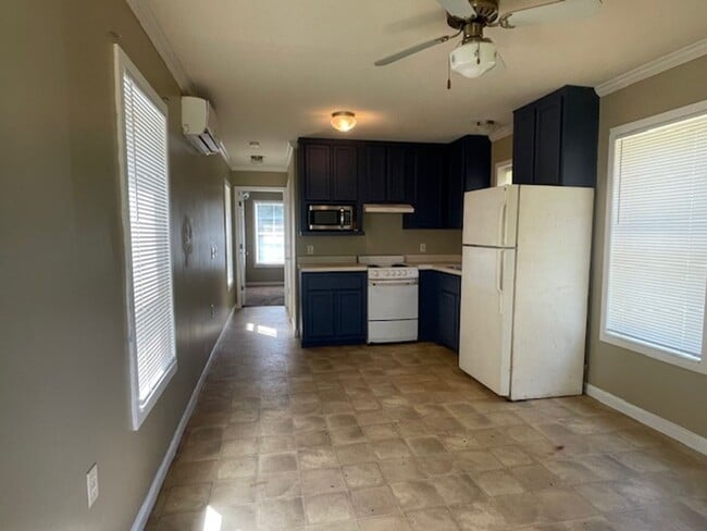 Building Photo - Adorable cottage