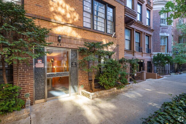 Entrada - 44 E 63rd St