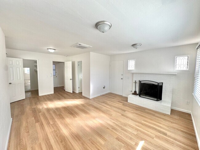 Building Photo - Beautifully Remodeled 4bd/2.5ba CLAIREMONT Home! Fenced yard, garage, PET friendly!