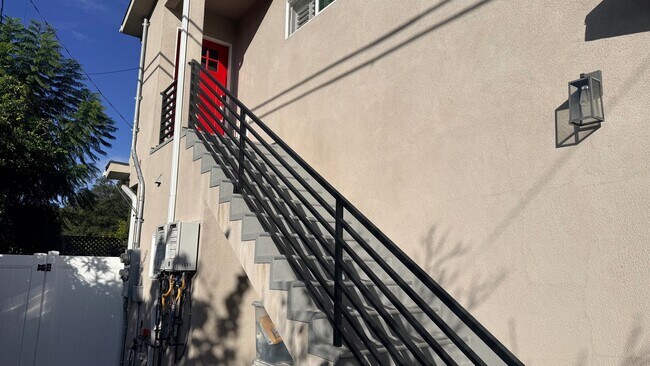 Building Photo - 1529 N Pass Ave