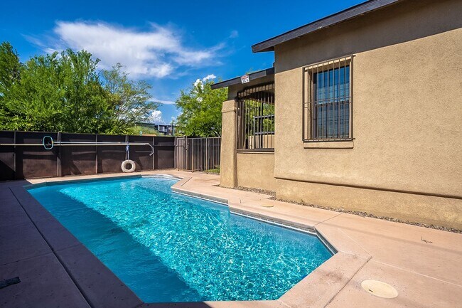Building Photo - 1100 E 9th St