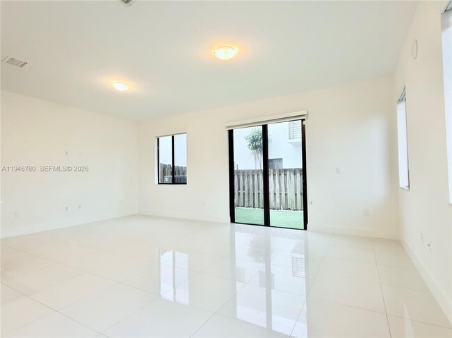 Building Photo - 404 SW 91st Ct