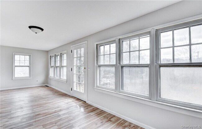 Foto del edificio - 202 Midland Lake Rd