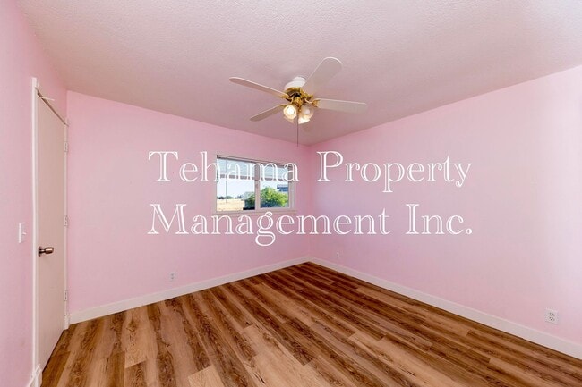 Building Photo - Charming 3 bedroom 1.5 bath Townhouse in Red Bluff