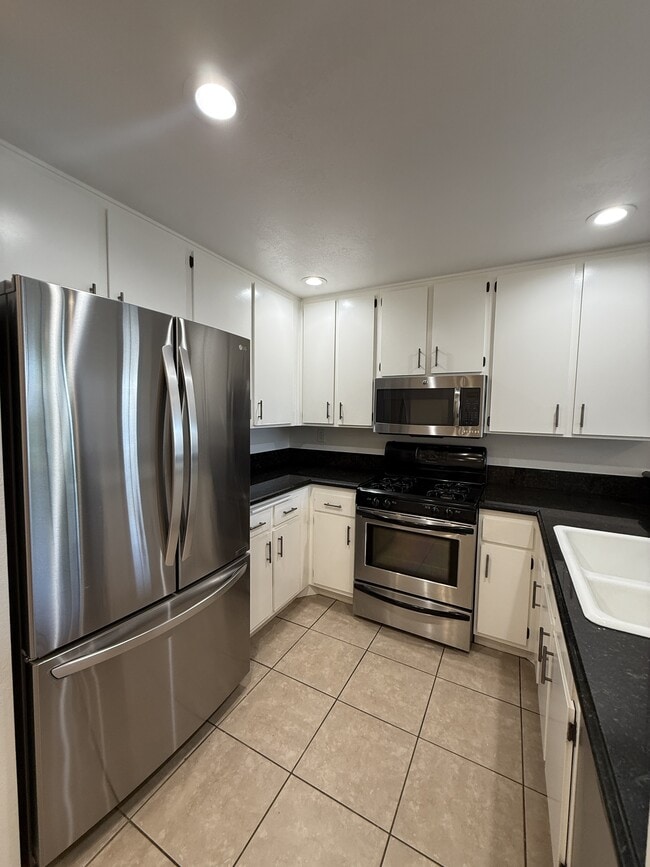 Building Photo - 221 S Oak Knoll Ave