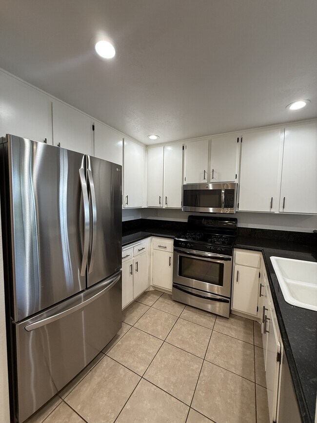 Foto del edificio - 221 S Oak Knoll Ave