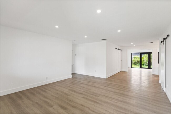 Building Photo - Beautiful home in quiet neighborhood