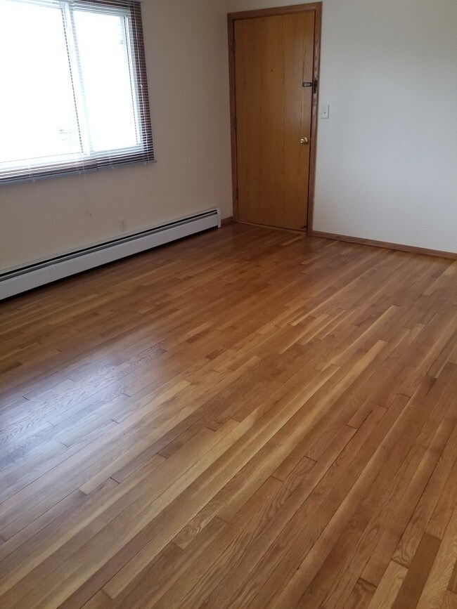 Mirando hacia la puerta de entrada principal - 320 Cedar Ct