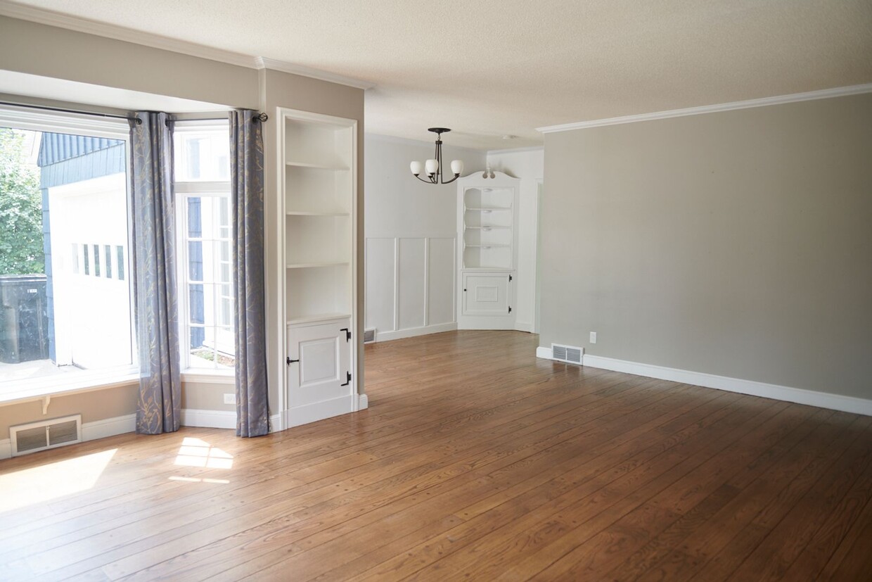 Primary Photo - Spacious 4 bedroom 2 bathroom stand-alone ...