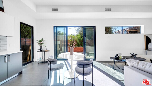 Foto del edificio - 1123 N Formosa Ave