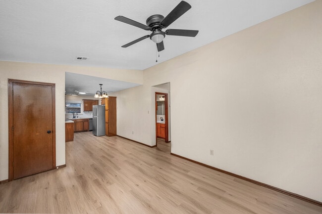 Foto del edificio - 6111 NW Maple Ave