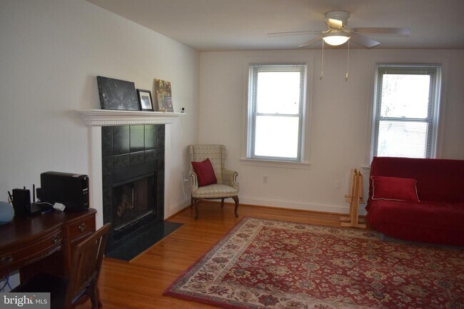 Building Photo - 606 Kromer Ave