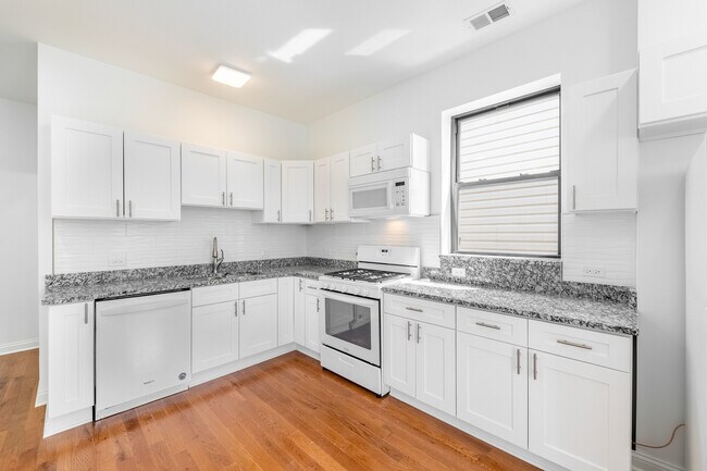 Building Photo - 914 W 19th Pl