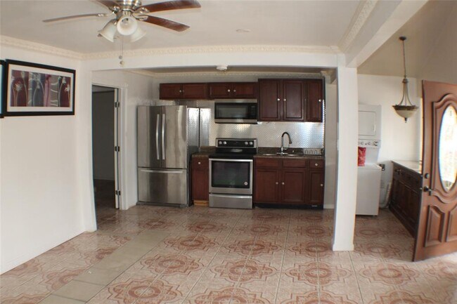 Foto del edificio - 7014 Fairway Dr