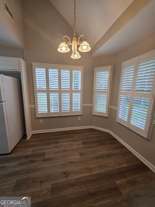Foto del edificio - 120 Cloverwood Dr