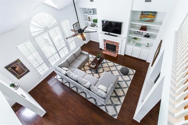 Foto del edificio - 2211 Merrill Hills Cir