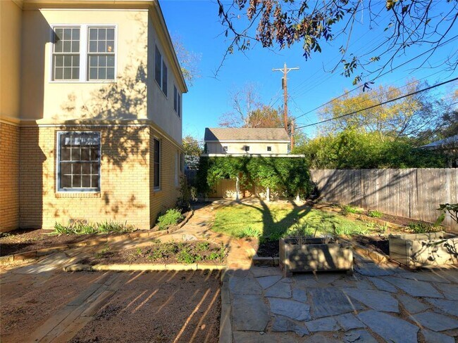 Building Photo - 3103 Glenview Ave