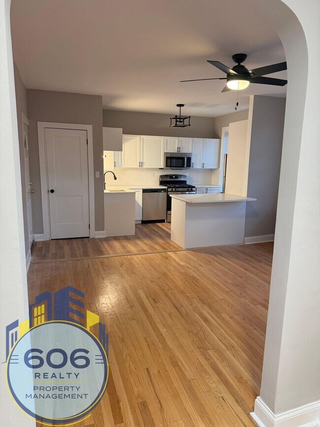 Foto del edificio - 4956 N Harding Ave