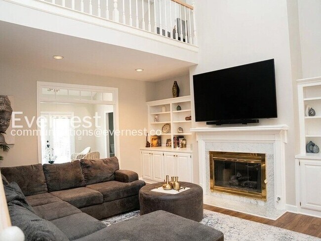 Building Photo - 4580 Village Dr