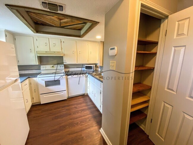 Foto del edificio - 2-Bed 2-Bath Home with Fenced Backyard – A...